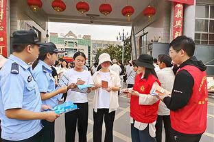 没状态！里夫斯半场7投仅2中拿到4分 三分4中0